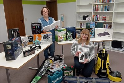 Anja Schamberger (links) und Tanja Rether präsentieren die Geräte, die ausgeliehen werden können.