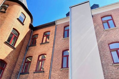Der Fahrstuhlschacht befindet sich im Innenhof der Schule. 