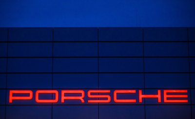 Das Logo des Automobilkonzerns am Porsche Zentrum Stuttgart an der Außenfassade. 
