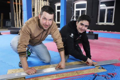 Marcus Kuckenburg (l.) ist bei der Errichtung der Sportakademie in Freiberg mitten in der Arbeit. Der 13-jährige Mani Zare ist einer von denen, die ihm dabei helfen.
