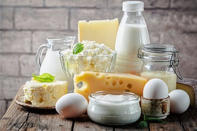 Milch, Hartkäse, Eier und Joghurt liefern wichtiges Kalzium und Eiweiß für die Knochen. Doch ohne Vitamin D geht gar nichts. 