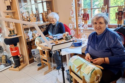 Ursela Zurbrügg aus der Schweiz (links) und Roselie Müller aus Reichenau führten das Klöppeln vor.
