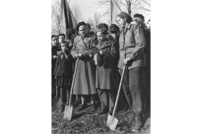 Archivbild vom Spatenstich für die Pioniereisenbahn am 18. März 1953.