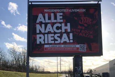 Werbetafel der Initiative „Kein Bock auf Nazis“ am Rande der Fraunhoferstraße in Chemnitz-Bernsdorf zum Protest gegen den AfD-Parteitag am 11. Januar 2025.