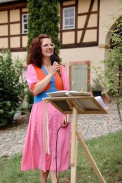 Die Traurednerin und Sängerin Tabea Lippert auf einer Hochzeit.