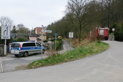 Ein älterer Mann ist am Mittwoch in Aue mit seinem Elektrorollator in den Floßgraben gestürzt.