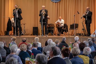 Die Jenaer Dixielanders bei einem früheren Auftritt in der Grünbacher Turnhalle.