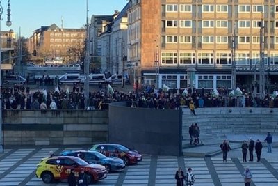 Die "Freien Sachsen" ziehen vor der Chemnitzer Oper vorbei.
