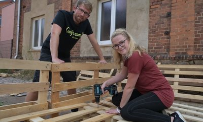 Fabian Dietrich, einer der Workshop-Leiter (l.) mit Susann Beyer aus Stollberg, die sich aus Paletten Gartenmöbel gebaut hat. 