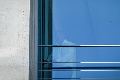 Bundeskanzler Olaf Scholz spricht am Dienstag in seinem Büro im Kanzleramt mit dem Oppositionsführer im Bundestag, CDU-Chef Friedrich Merz.