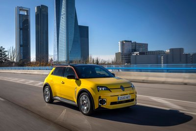 Der Renault 5 E-Tech überzeugt durch Alltagstauglichkeit - er ist fahraktiv und erlaubt Schnellladen. 