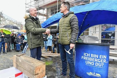 Alexander Riegel (rechts) übergab den Rohbau an Thomas Buckreus, den Vorstandsvorsitzenden der Wohnungsgenossenschaft Freiberg. 