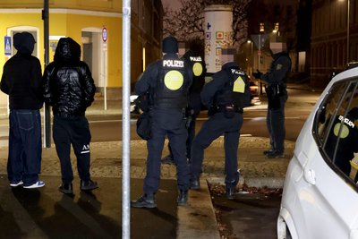 Einen Tag vor Weihnachten suchte die Polizei in einer groß angelegten Aktion in mehreren Stadtteilen nach Verdächtigen der Raubserie. Festgenommen wurde an diesem Tag aber niemand.