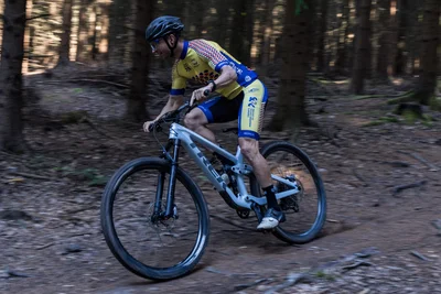 Fototermin Rabensteiner Wald: Für die „Freie Presse“ ist Rekordhalter Roy Bruns am Montag auf der „Heavy 24“-Strecke unterwegs gewesen.