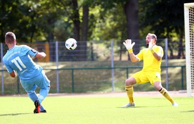 Daniel Frahn (links) überwindet hier Markranstädts Keeper Marc Hübner. Der CFC muss im Oktober nach Zwickau.