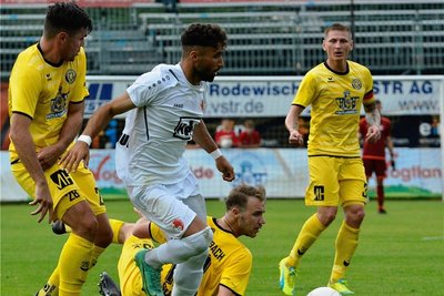 Berlins Nader El-Jindaoui lässt die Auerbacher Abwehr stehen.