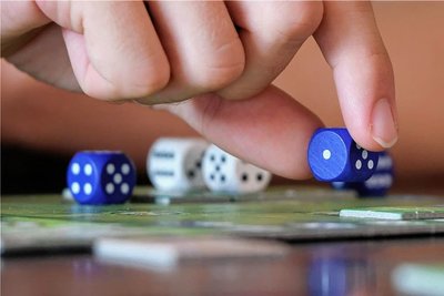 Würfelglück braucht es bei vielen Brettspielen. Foto: Sebastian Willnow/dpa