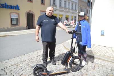 Jörg Kreller von „Sport-Rad" in Freiberg war zusammen mit der Freiberger Firma Meyway Tours in Oederan zu Gast. Mit seiner Tochter Lea stellte er einen E-Roller vor.
