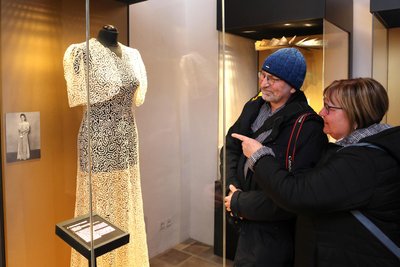 Cornelia und Hans-Joachim Holm vor einer Vitrine im Schwarzenberger Stadtmuseum Perla Castrum.