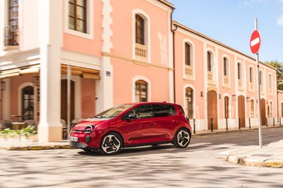 Der Renault Twingo E-Tech ist etwas kürzer als der R5, er eignet sich vor allem für die Stadt. 