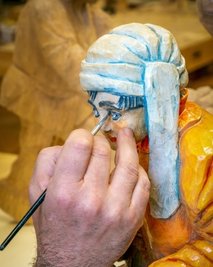 Einige Figuren sind schon bemalt, andere warten noch auf Farbe.