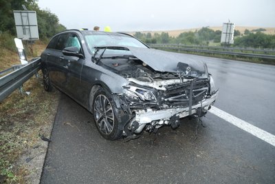 Ein Mercedes wurde bei einem Unfall auf der A 4 erheblich beschädigt.