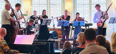 Mittlerweile musizieren junge Talente gleichwertig mit den Profis gemeinsam auf der Bühne. Die Fäden für dieses souveräne Zusammenspiel hält Jan Altmann (l. am Klavier) zusammen. 