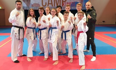 Die Rochlitzer Karateka waren bei einem Lehrgang mit dem schwedischen Erfolgstrainer Sadik Sadik und Olympia-Teilnehmer Noah Bitsch (r.) dabei. Einige Karateka fahren bald zu nationalen Meisterschaften. 