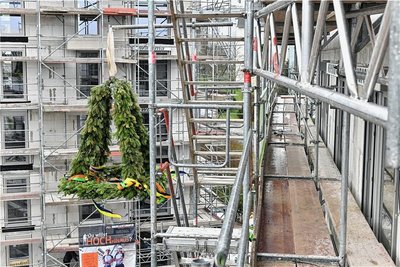 Über der 10.500 Quadratmeter großen Baustelle für den "Freiberger Garten" war am Donnerstag die Richtkrone aufgezogen worden. 