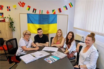 Von links: Svitlana, Eldar, Lidiia, Ivanna und Tetiana sind vor dem Krieg in der Ukraine geflohen. Nun unterstützen sie Soldaten und die vom Dammbruch betroffenen Landsleute.