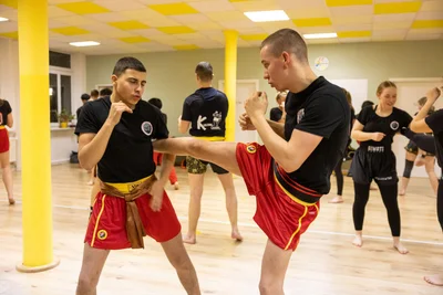 Mohammed Shqer (l.) und Nick Lehnhardt mitten im Training in der Sportakademie Dr. Lee in Freiberg.