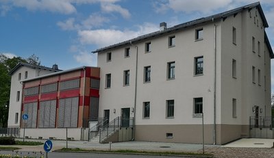 Viele Jahre lang war das ehemalige Bahnhofsgebäude ein Schandfleck im Zentrum Lugaus - nun erstrahlt es in neuem Glanz. 