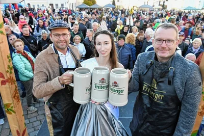 Herbstfest in Freiberg: Am Sonntagnachmittag nahm Oberbürgermeister Sven Krüger auf der Bühne auf dem Untermarkt den Bockbieranstich vor - gemeinsam mit Silberstadtkönigin Celine-Chiara I. und Frank Rehhagel, Marketingchef im Freiberger Brauhaus. 