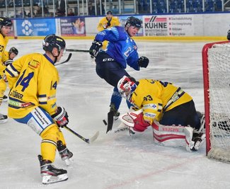 Viktor Braun (blau) erzielte beim 8:2-Erfolg der Chemnitz Crashers gegen die U23 der Lausitzer Füchse zwei Tore. 