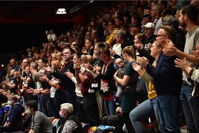 Zu den bisherigen Heimspielen der Niners kamen im Schnitt mehr als 3000 Fans in die Messe. Damit die Kapazität nicht auf 2350 Fans begrenzt werden muss, wird nun auf das Modell 3G+ umgestiegen.