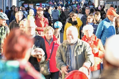 Getümmel beim Herbstfest am Sonntagnachmittag in Freiberg, hier Besucher auf der Burgstraße in Richtung Schlossplatz. 