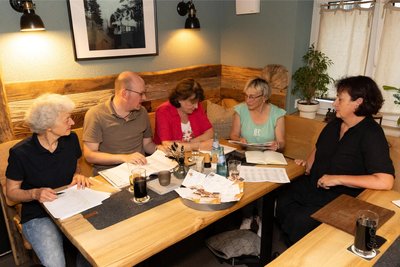 Die Jury bei der Arbeit: Elvira Werner, Robby Schubert, Christa Schwenke und Carmen Krüger sowie „Freie Presse-Chefreporterin Katrin Kablau (von links).