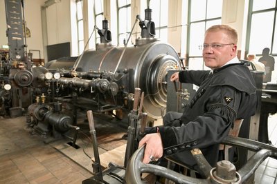 Maschinist Matthias Hempel an einer mittlerweile elektrisch angetriebenen Dampfmaschine in der Oelsnitzer Kohlewelt.