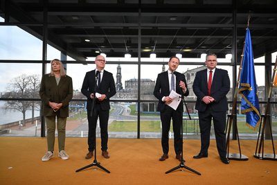 Hatten schon bei der Vorstellung des Koalitionsvertrags des CDU/SPD-Minderheitsbündnisses im Dezember 2024 den Drei-Tage-Kompromiss ausgehandelt: die heutige Vize-Ministerpräsidentin Petra Köpping, Fraktions- und Parteichef Henning Homann (beide SPD), Ministerpräsident und Parteichef Michael Kretschmer sowie Fraktionschef Christian Hartmann (beide CDU/v.l.n.r.).
