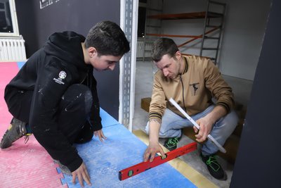 Beim Bau einer Stufe achten Marcus Kuckenburg (r.) und Mani Zare auf Präzision.