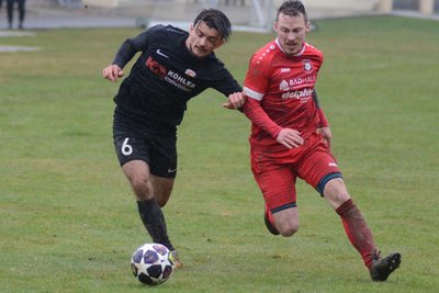 Treuens Lennart Dietrich (links) und Werdas Jesse Rittrich kämpfen um den Ball.