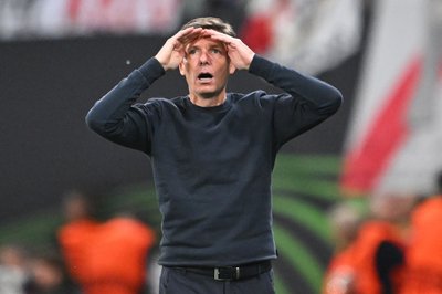 Großchance vergeben: Palace-Trainer Oliver Glasner kann es nicht fassen.
