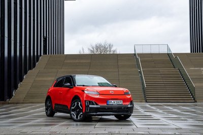 Der Nissan Micra EV ist mit 3,97 Metern Länge wendig und bietet Platz für bis zu fünf Personen. 