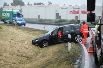 Ein Skoda kam von der Straße ab.