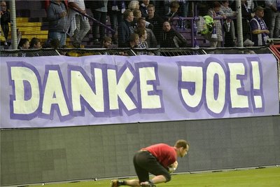 Die Fans in Osnabrück dankten Joe Enochs im Oktober 2017 nach vielen Jahren toller Arbeit für den Verein.