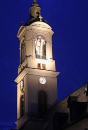 Der Kirchturm wird in den Abendstunden angeleuchtet. 