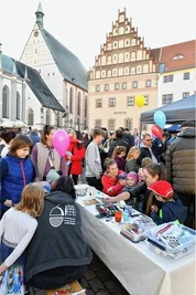 Herbstfest in Freiberg: Im Bild Kinderschminken mit dem Verein "Mein Freiberg" und Jessica Eltner (r).