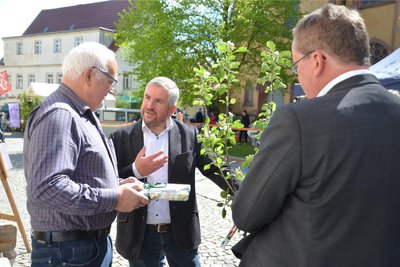 Bürgermeister Steffen Schneider (Mitte) und Energie-Staatssekretär Gerd Lippold (rechts) dankten Eberhard Ohm, dem Erfinder des Energietags, für seinen jahrzehntelangen Einsatz.