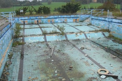 Das Foto zeigt das Freibad Bärenstein im September 2009, kurz bevor es mit Fördermitteln zur Brachflächenrevitalisierung abgerissen wurde.