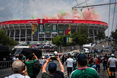 Zehntausende Fans haben sich zum Auftaktspiel der WM im Aztekenstadion versammelt. 
